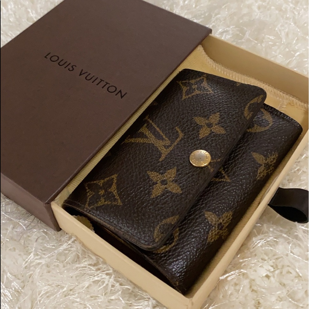 Authentic Louis Vuitton 6 key case holder
